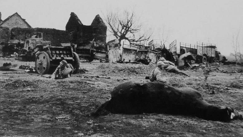 Китайские солдаты во время битвы с японскими войсками за Тайэрчжуан. Апрель 1938 г. 