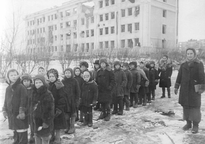Учительница с детьми на улице разрушенного Сталинграда. Март 1943 г.