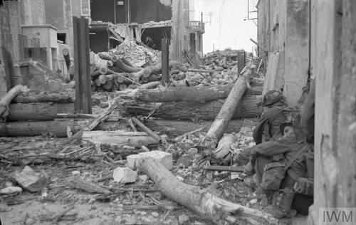 Канадские солдаты у немецкого опорного пункта WN-27 в Санкт - Обен-сюр-Мер. 6 июня 1944 г. 