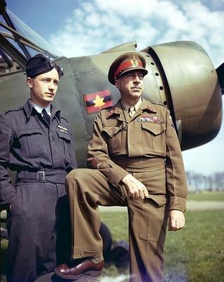 Канадский генерал-лейтенант Генри Крерар и летчик лейтенант Джеймс Смит у самолета. 1945 г. 