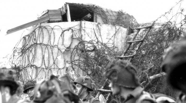Солдаты 3-й пехотной дивизии у захваченного бункера в районе французской деревни Берьер-Сюр-Мер. 6 июня 1944 г. 