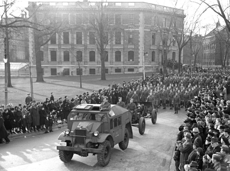Парад выпускников военного колледжа в Торонто. 1945 г.