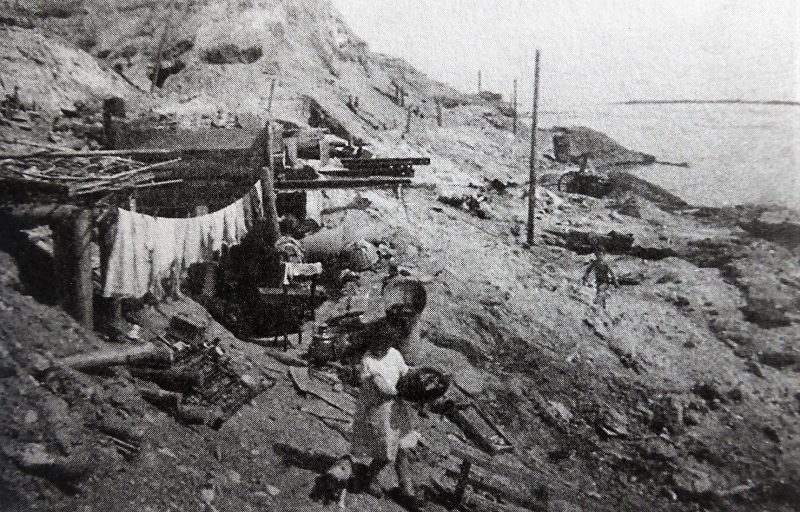На берегу Волги в блиндажах защитников поселились вернувшиеся в Сталинград жители. Апрель 1943 г.