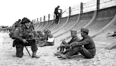 Канадцы охраняют немецких военнопленных в Бернье-сюр-Мер. Франция, 6 июня 1944 г.