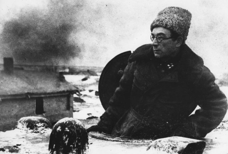 Командующий 7-м танковым корпусом генерал-лейтенант Ротмистров на танке КВ-1 в Котельниково. Декабрь 1942 г.