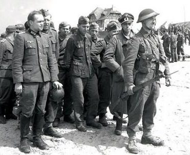 Канадцы охраняют немецких военнопленных в Бернье-сюр-Мер. Франция, 6 июня 1944 г.
