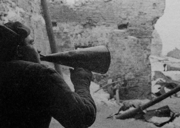 Пропагандист Красной Армии призывает капитулировать немцев, окруженных в Сталинграде. Декабрь 1942 г.