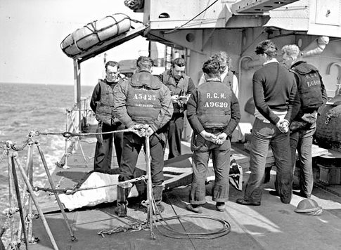 Похороны в море канадского моряка, погибшего во время вторжения во Францию. 8 июня 1944 г.