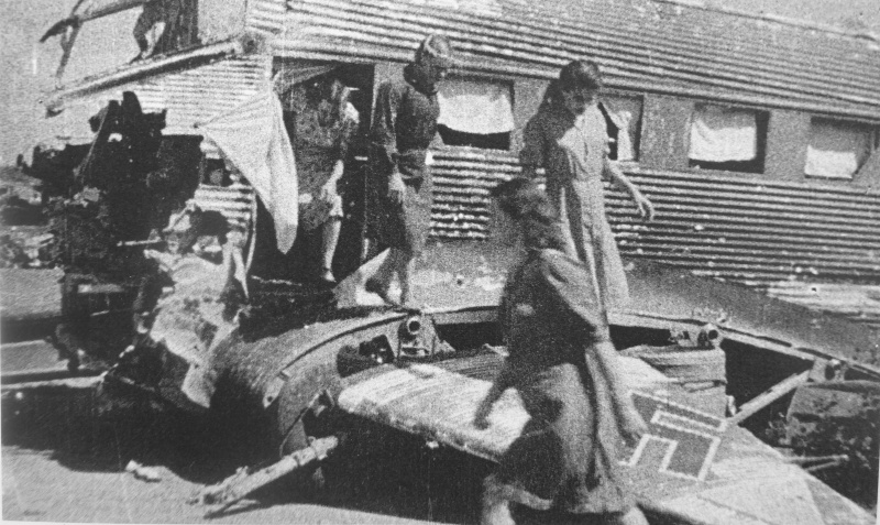 Советские девушки, приехавшие на работы по восстановлению города, выходят из временного общежития в фюзеляже немецкого транспортного. Май 1943 г.