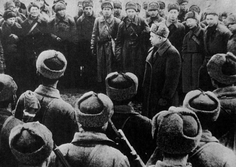 Никита Хрущев выступает перед бойцами Красной Армии. Декабрь 1942 г.
