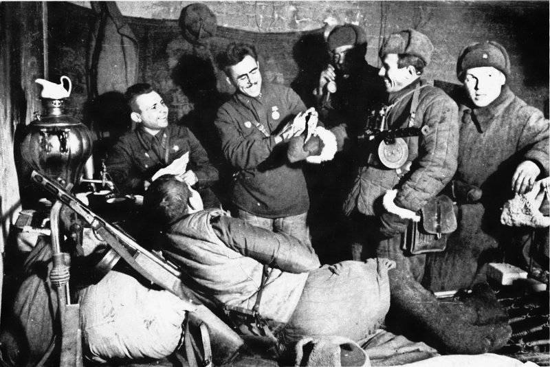 Бойцы 13-й гвардейской стрелковой дивизии в часы отдыха. Декабрь 1942 г.