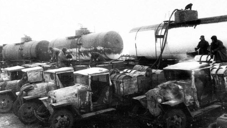 Грузовики ГАЗ-ММ, используемые в качестве бензовозов, во время заправки на одной из станций под Сталинградом. Декабрь 1942 г.