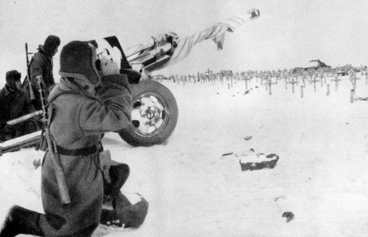 Советские артиллеристы у немецкого военного кладбища. Декабрь 1942 г.