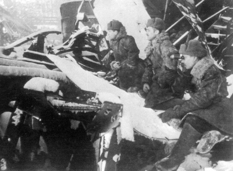 Советские офицеры на наблюдательном пункте на заводе «Красный Октябрь». Декабрь 1942 г.