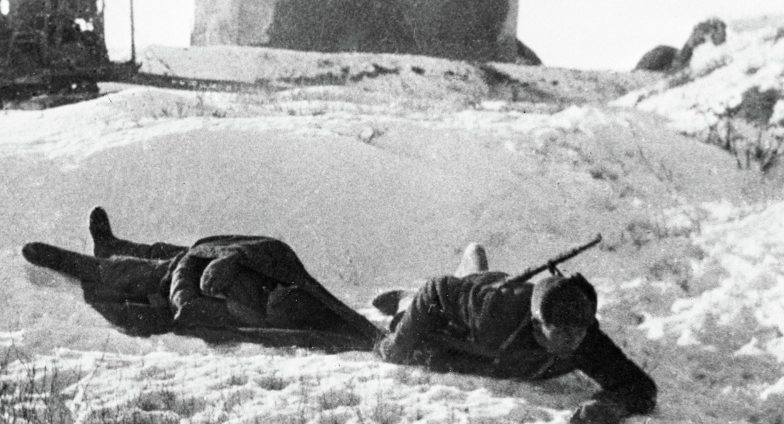 Санинструктор выносит раненого в Сталинграде. Декабрь 1942 г.