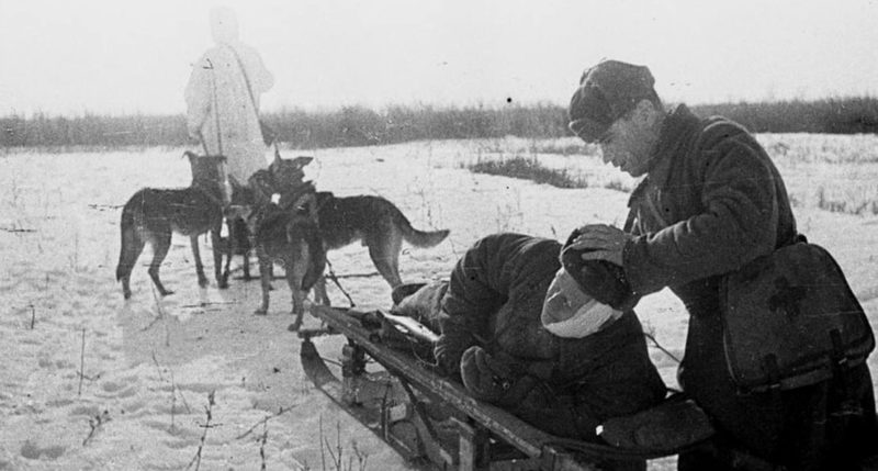 Отправка раненого в медсанбат. Декабрь 1942 г.