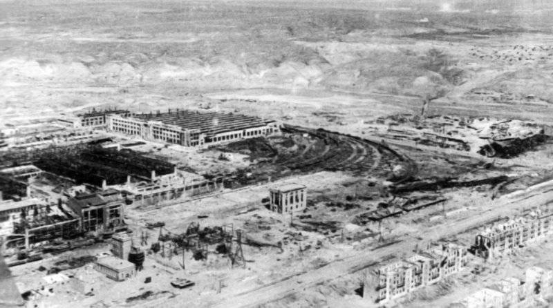 Разрушенный боями тракторный завод. 1943 г.
