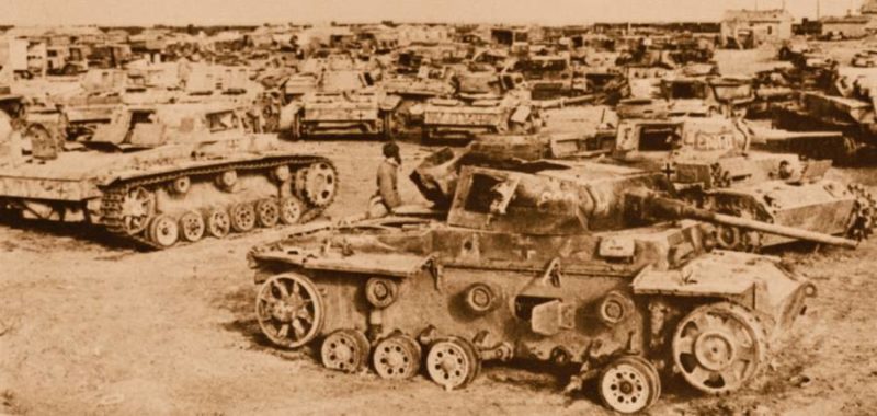 Кладбище немецких танков, разбитых под Сталинградом. 1943 г.