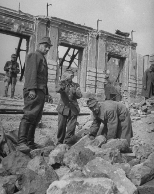 Немецкие военнопленные на восстановительных работах в Сталинграде. 1945 г.