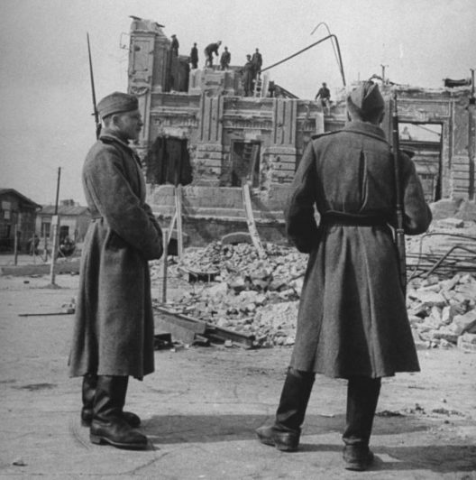 Советские конвойные охраняют немецких военнопленных, разбирающих завалы в Сталинграде. 1945 г. 