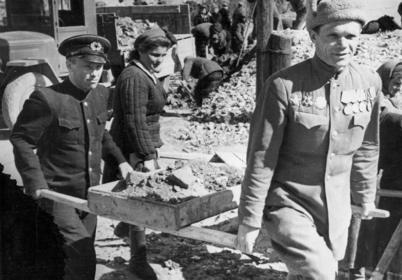 Жители Сталинграда на восстановительных работах в родном городе. Октябрь 1945 г. 