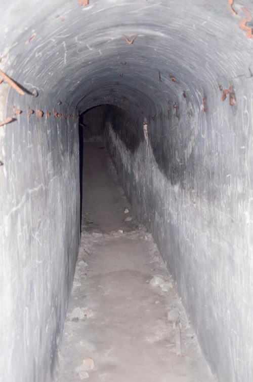 Главная паттерна ДОТа, вырубленная в скале ведет к 12 подземным помещениям.