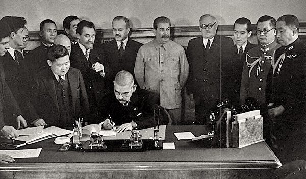 Подписание пакта о нейтралитете между СССР и Японией, 1941 год.