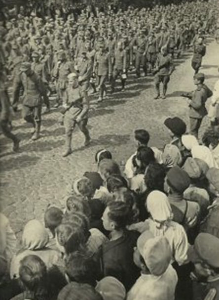 Киевляне рассматривают пленных немцев.