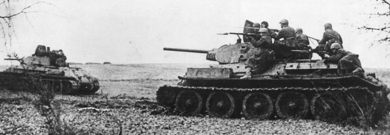 Танки Т-34 с десантом идут в бой в Крыму. Весна 1942 г.