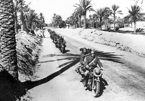 Колонна итальянских мотоциклистов-берсальеров в Ливии. 1936 г. 