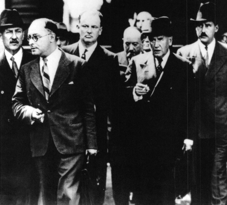Премьер-министр Франции Эдуард Даладье и его кабинет министров после принятия решения о всеобщей мобилизации. 2 сентября 1939 г. 