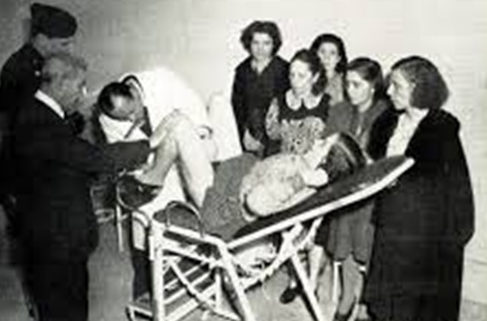 Проститутки Неаполя на медицинском обследовании в американской военной части. 1944 г. 