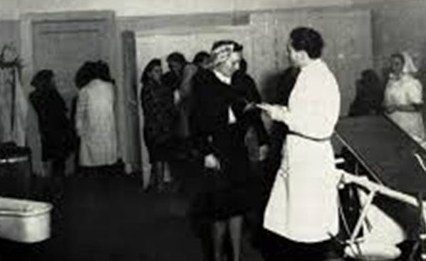 Проститутки Неаполя на медицинском обследовании в американской военной части. 1944 г. 