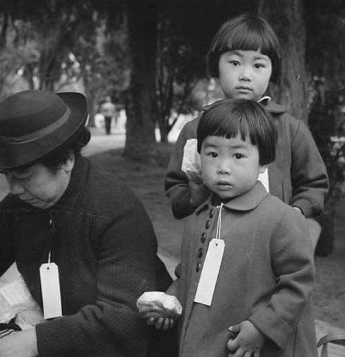 Японская семья, получившая специальные бирки перед переселением.