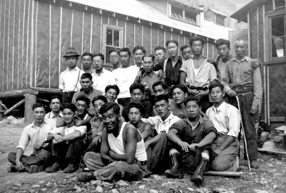 Японские мужчины, интернированные в дорожный лагерь на озере Гриффин. Июль 1942 г.
