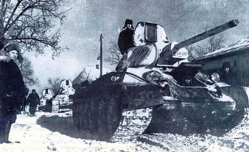 Колонна советских танков Т-34 входит в город Изюм.