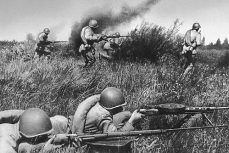 Советские войска в атаке. 