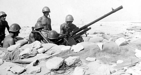 Итальянская зенитная батарея на позиции в североафриканской пустыне. 1936 г.