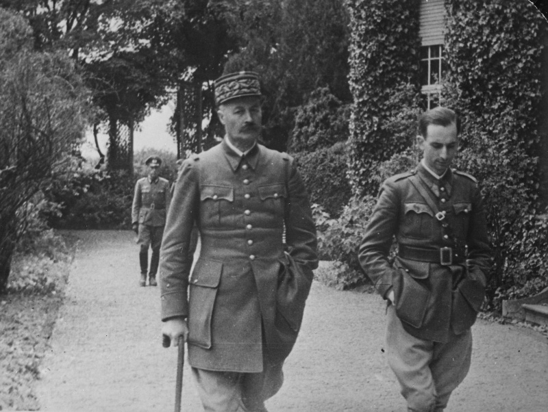 Пленный французский генерал Анри Жиро на прогулке в Германии. 1940 г. 