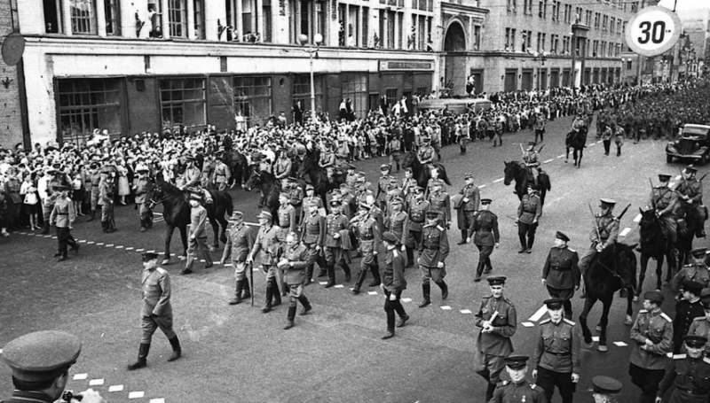 19 немецких пленных генералов возглавляли московский «парад побеждённых» 17 июля 1944 года.