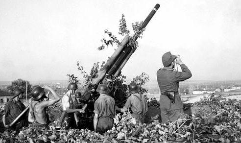Расчет 80-мм зенитного орудия у Старого Оскола. 1943 г. 