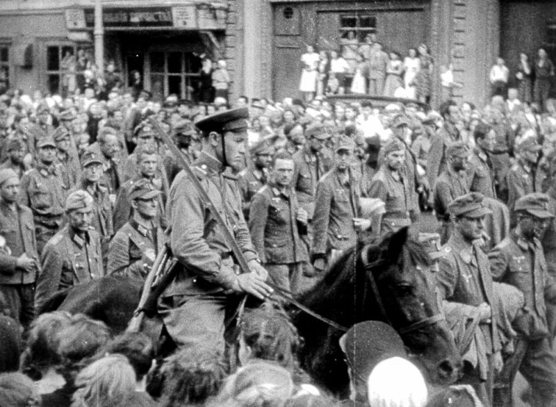 Колонны пленных немецких солдат на Садовом кольце.