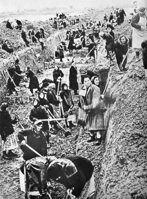 Жители Можайска роют противотанковый ров. Октябрь 1941 г.