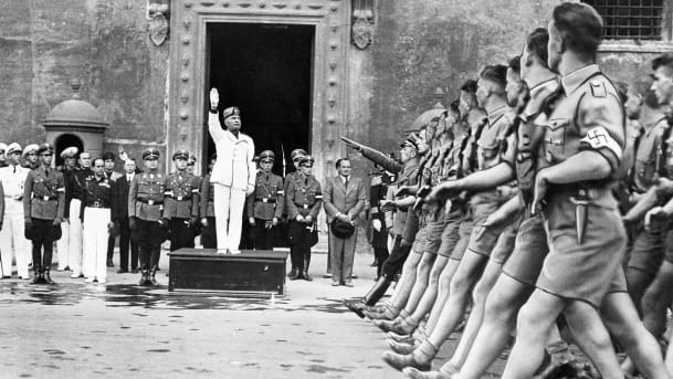 Бенито Муссолини приветствует нацистскую молодежь. Рим, октябрь 1936 г. 