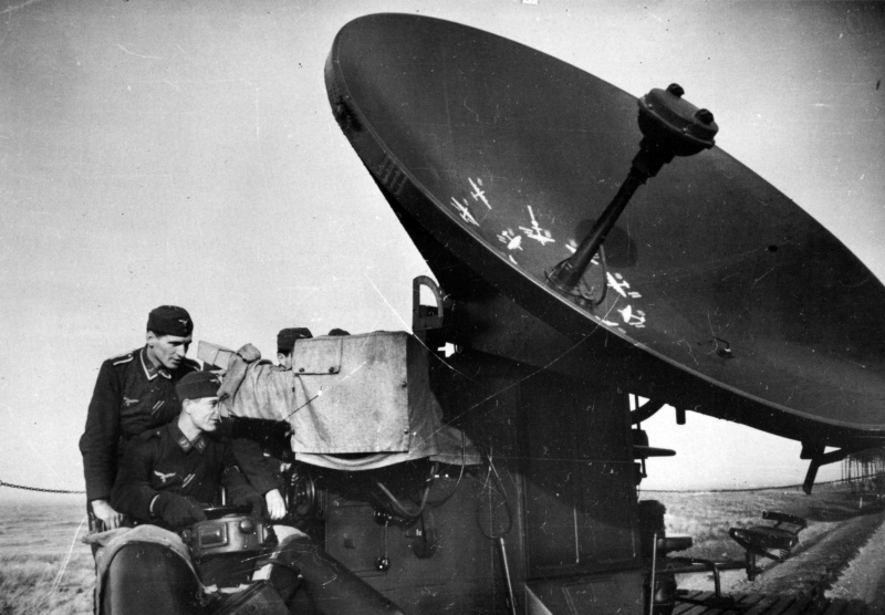 Расчет немецкого радара FuMG 62 «Wurzburg» на северном побережье Франции. 1940 г.