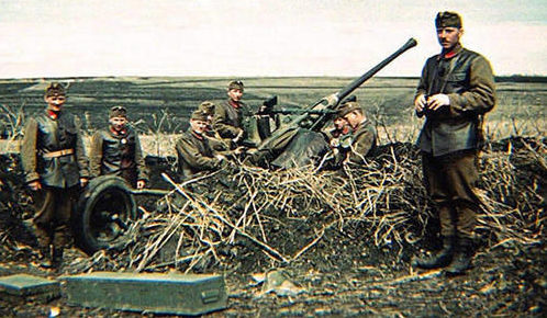 Расчет зенитного орудия на Восточном фронте. 1943 г.