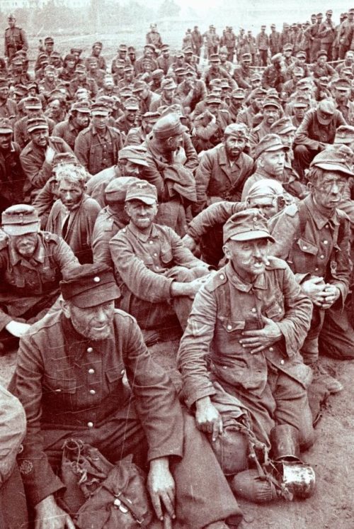 Сбор пленных немцев на ипподроме.