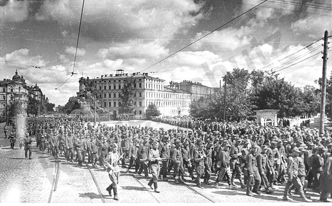 Колонны немецких пленных на улицах Киева. 