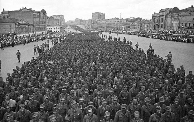 Колонны пленных немецких солдат на Садовом кольце. 