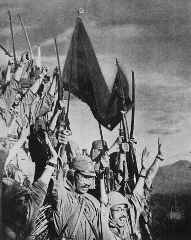 Японские солдаты празднуют победу в битве за Батаан.